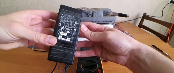 Hur man laddar ett bilbatteri med en bärbar dators strömförsörjning