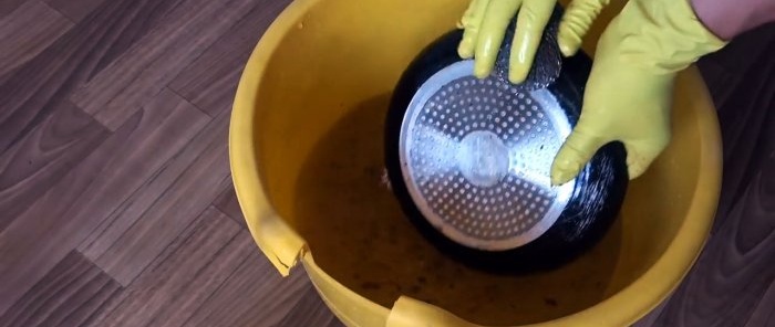 Removing years of carbon deposits from a frying pan