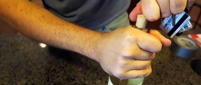 8 Möglichkeiten, eine Flasche ohne Korkenzieher zu öffnen