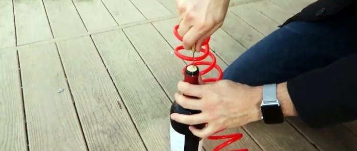 8 būdai atidaryti butelį be kamščiatraukio