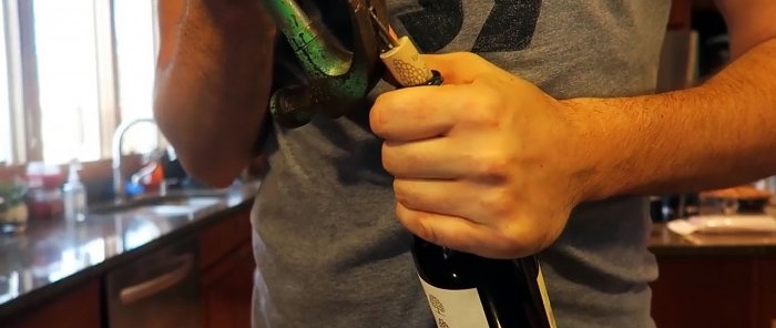 8 formas de abrir una botella sin sacacorchos
