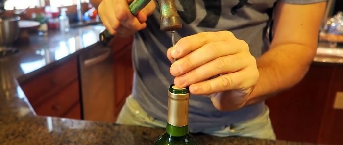 8 måter å åpne en flaske uten korketrekker