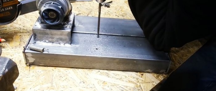 Ako vyrobiť výborný stojan na uhlovú brúsku zo starej autopumpy
