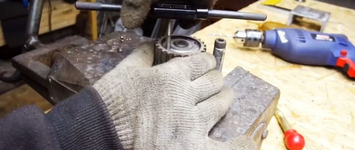 Hvordan lage et utmerket stativ for en vinkelsliper fra en gammel bilpumpe