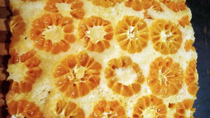Mabilis at napaka-makatas na tangerine pie