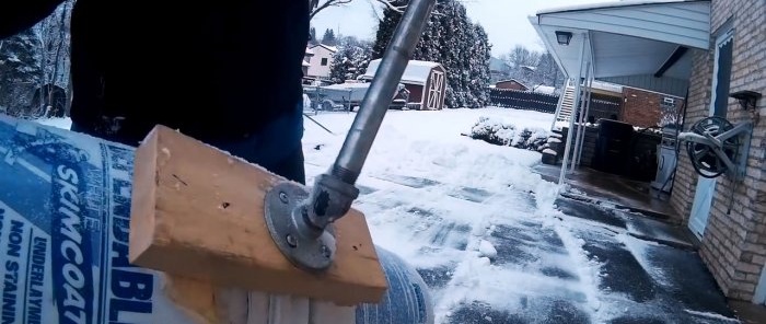 Cara membuat penyodok salji dari baldi dempul