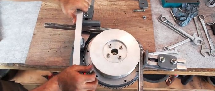 Hoe maak je een pijpenbuiger van een autovliegwiel en een Bendix-starter