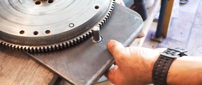 Sådan laver du en rørbukker af et bilsvinghjul og en Bendix-starter
