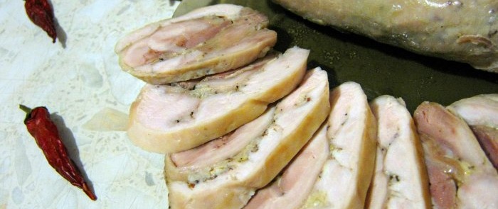 Cuisson d'un rouleau de poulet juteux à l'ail