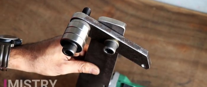 Hoe je een bandslijpmachine maakt met een slijpmachine zonder lassen