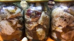 Bagaimana untuk garam lemak babi untuk musim sejuk dalam balang liter