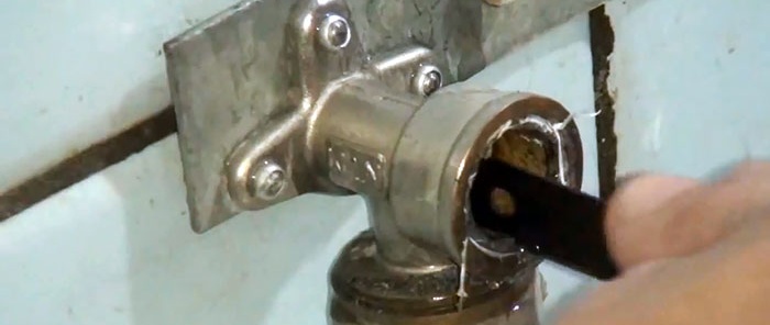 Come svitare un eccentrico rotto su un rubinetto