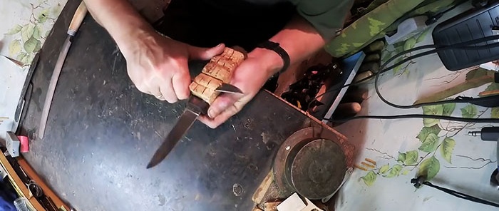 Как да си направим дръжка за нож от капачки за бутилки