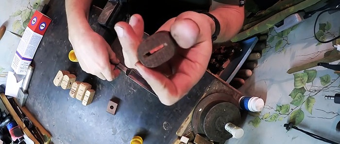Cum să faci un mâner de cuțit din capace de sticle
