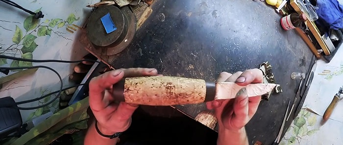 Hur man gör ett knivhandtag av kapsyler