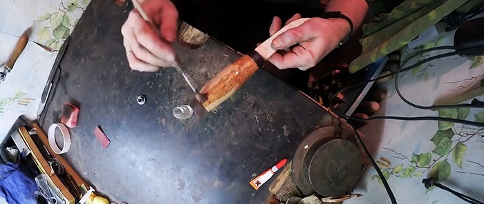 Jak vyrobit rukojeť nože z uzávěrů lahví