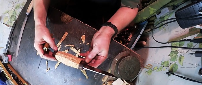 Hur man gör ett knivhandtag av kapsyler