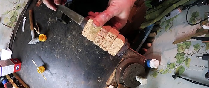 Cara membuat pemegang pisau dari penutup botol
