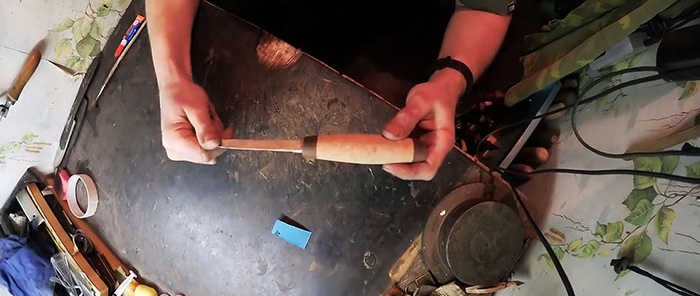 Cách làm cán dao từ nắp chai
