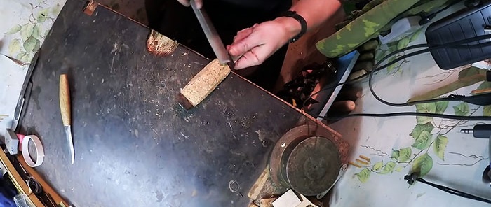 Kako napraviti dršku za nož od čepova za boce