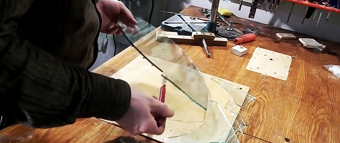كيفية قطع دائرة من الزجاج
