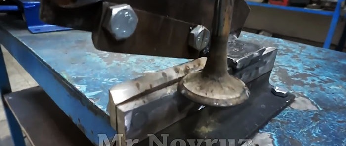 Paano gumawa ng tabletop metal shears mula sa isang file