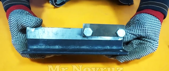 Hvordan lage en bordplate metallsaks fra en fil