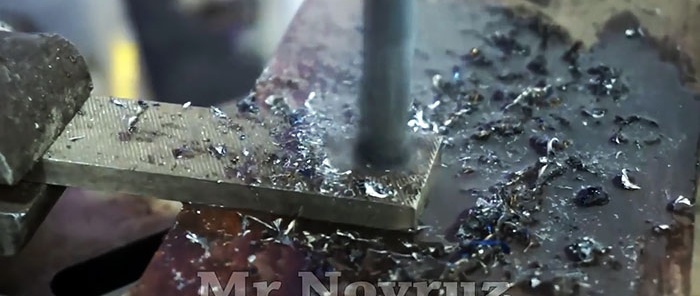 Cómo hacer tijeras para metal de mesa a partir de una lima