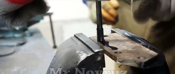 Cum să faci foarfece metalice de masă dintr-o pilă