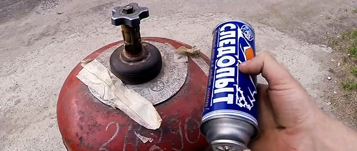 Cómo rellenar una lata de gasolina desde un tanque de propano grande