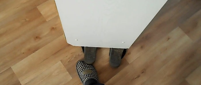 Как да преместите голям шкаф сам с една ръка