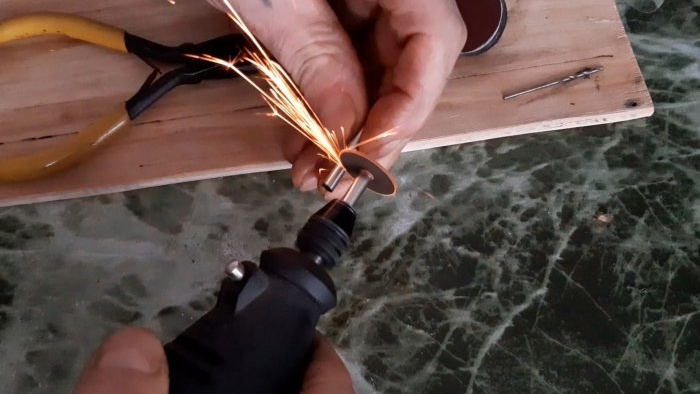 Paano mabilis at madaling gumawa ng isang malakas na magnetic clasp para sa isang chain lace