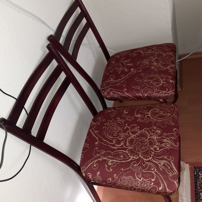 Die Polsterung eines alten Stuhls wurde ausgetauscht und Originalmöbel erhalten