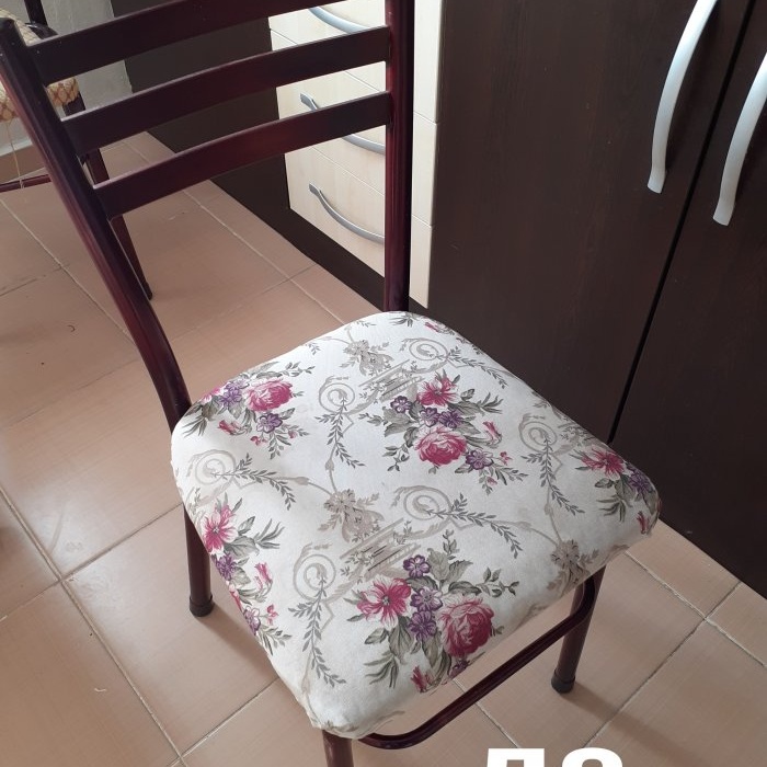 Substituiu o estofamento de uma cadeira antiga e ganhou móveis originais