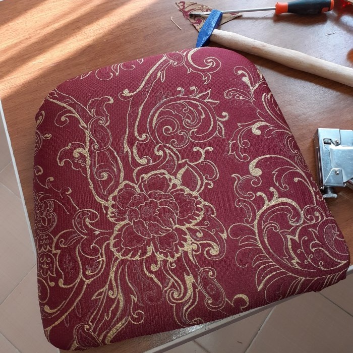 Am înlocuit tapițeria unui scaun vechi și am primit mobilier original