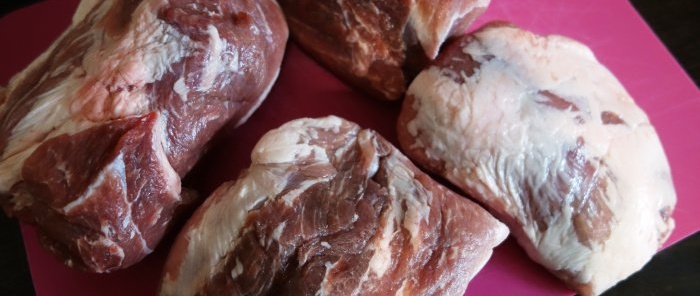 صنع نقانق لحم الخنزير الحقيقية في المنزل