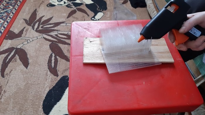 Hvordan lage et pennal for oppbevaring av små forbruksverktøy fra rester av polykarbonat