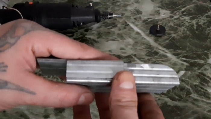 Come realizzare un fornello tascabile militare dai resti di un profilo