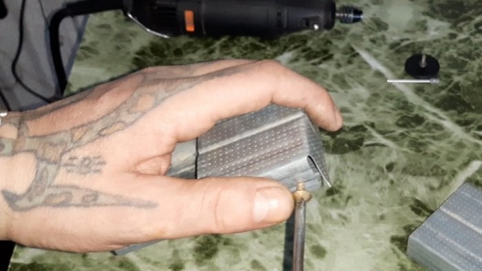 Πώς να φτιάξετε μια στρατιωτική σόμπα τσέπης από τα υπολείμματα ενός προφίλ