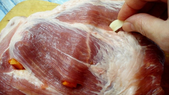 בשר חזיר מבושל הרך ביותר עם זריקות חלב