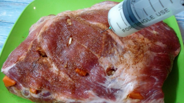 A carne de porco cozida mais tenra com injeções de leite