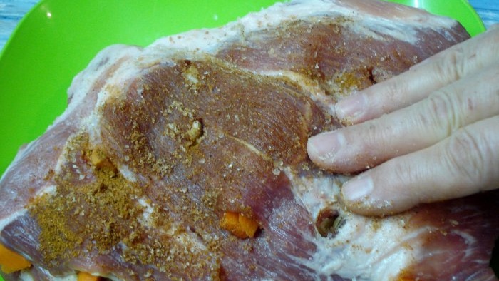Das zarteste gekochte Schweinefleisch mit Milcheinspritzungen