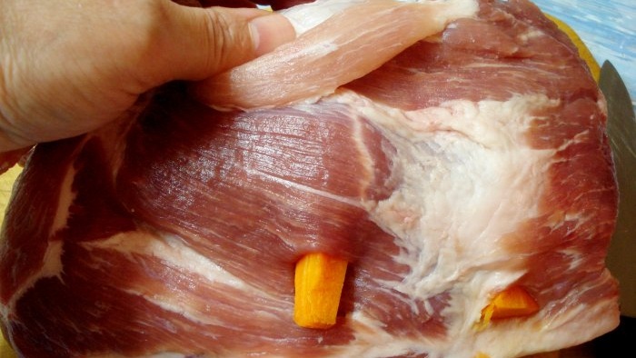 Das zarteste gekochte Schweinefleisch mit Milcheinspritzungen