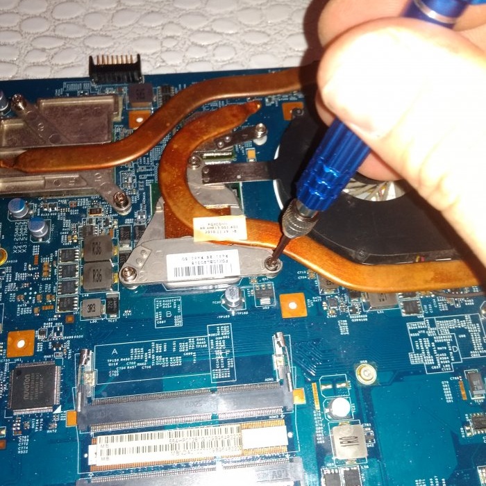 Limpando o sistema de refrigeração em um laptop