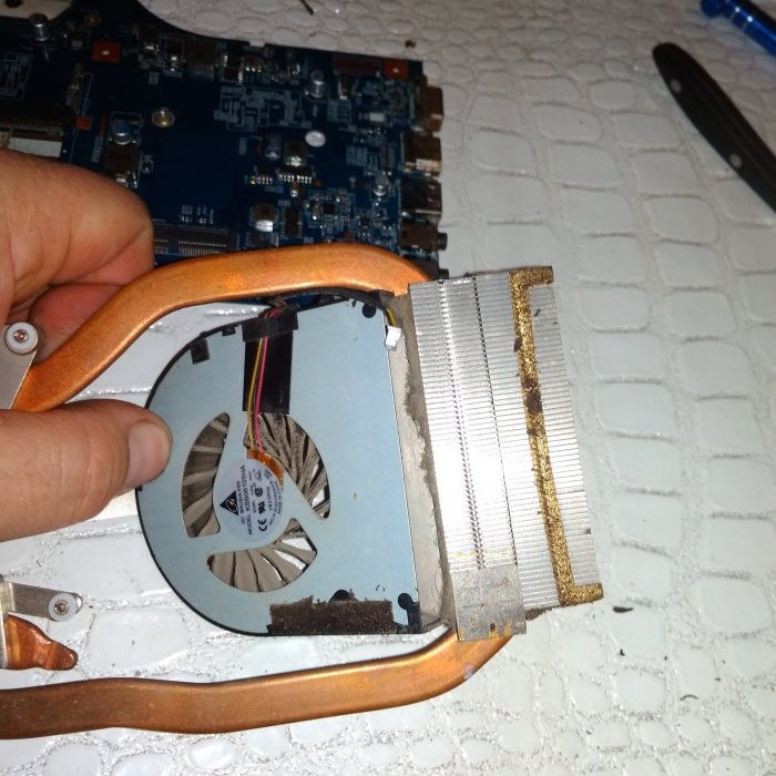 Limpando o sistema de refrigeração em um laptop