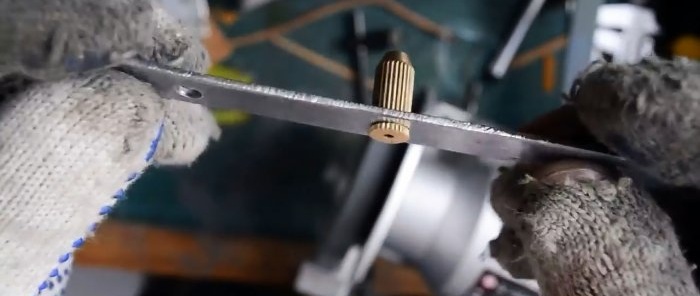 Como fazer uma máquina de costura manual para couro