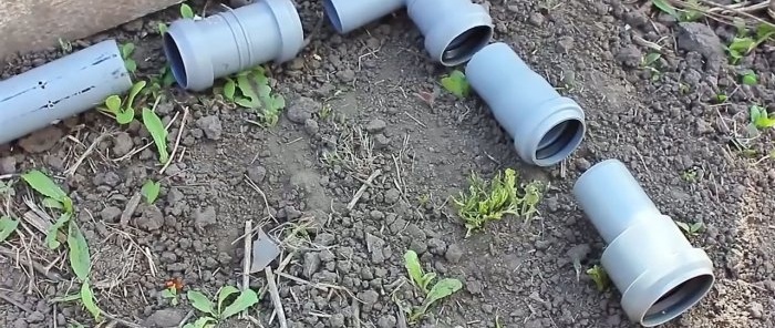 Cama de morango feita de tubos de PVC com sistema de irrigação radicular