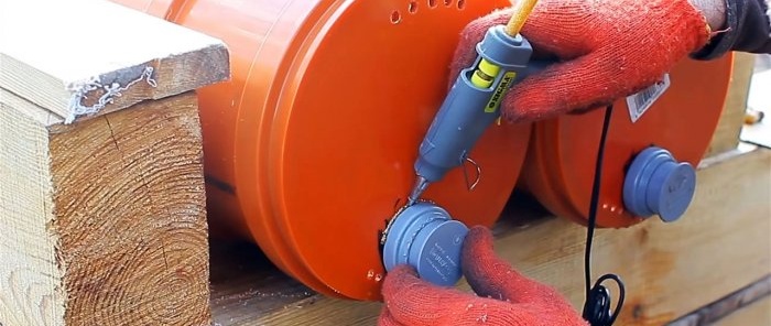 ערוגת תות עשויה צינורות PVC עם מערכת השקיית שורשים