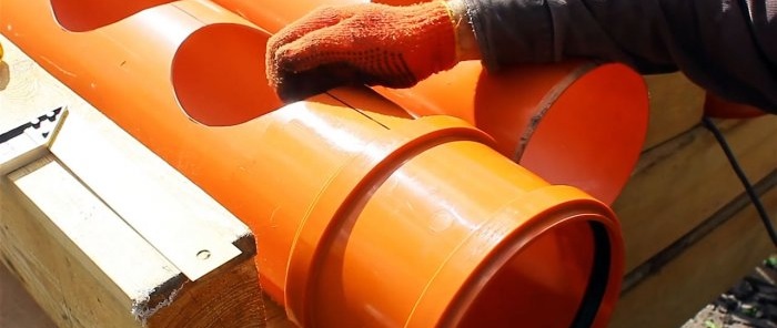 Cama de morango feita de tubos de PVC com sistema de irrigação radicular