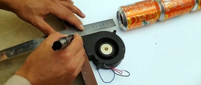 Hvordan montere en solfanger for oppvarming fra aluminiumsbokser